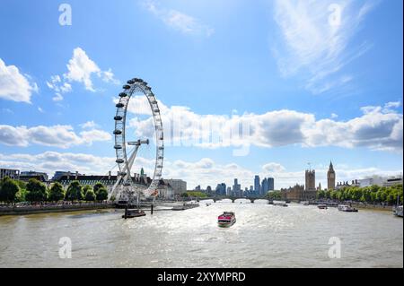 London, Großbritannien. London Eye River Cruise Boot vorbei am London Eye / Millennium Wheel auf der Themse in der Nähe von Westminster vom Golden Jubilee B aus gesehen Stockfoto