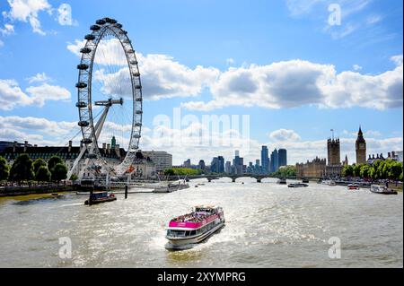 London, Großbritannien. London Eye River Cruise Boot vorbei am London Eye / Millennium Wheel auf der Themse in der Nähe von Westminster vom Golden Jubilee B aus gesehen Stockfoto