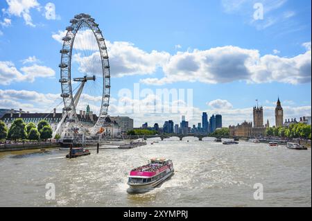 London, Großbritannien. London Eye River Cruise Boot vorbei am London Eye / Millennium Wheel auf der Themse in der Nähe von Westminster vom Golden Jubilee B aus gesehen Stockfoto