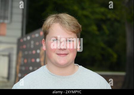 Schauspieler Julius Weckauf kommt zur Abendveranstaltung anlässlich der Kölner Jurysitzung zum internationalen Emmy Award 2024 - Halbfinalrunde der internationalen Emmy Awards auf Schloss Arff *** Schauspieler Julius Weckauf nimmt an der Abendveranstaltung anlässlich der Kölner Jurysitzung für den internationalen Emmy Award 2024 Teil Stockfoto