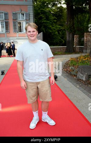 Schauspieler Julius Weckauf kommt zur Abendveranstaltung anlässlich der Kölner Jurysitzung zum internationalen Emmy Award 2024 - Halbfinalrunde der internationalen Emmy Awards auf Schloss Arff *** Schauspieler Julius Weckauf nimmt an der Abendveranstaltung anlässlich der Kölner Jurysitzung für den internationalen Emmy Award 2024 Teil Stockfoto