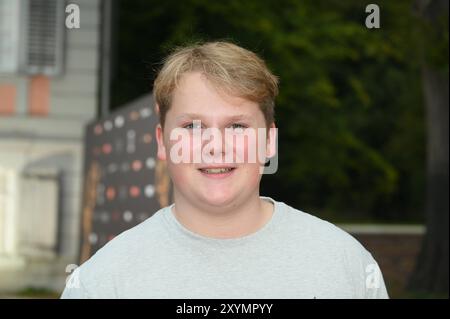 Schauspieler Julius Weckauf kommt zur Abendveranstaltung anlässlich der Kölner Jurysitzung zum internationalen Emmy Award 2024 - Halbfinalrunde der internationalen Emmy Awards auf Schloss Arff *** Schauspieler Julius Weckauf nimmt an der Abendveranstaltung anlässlich der Kölner Jurysitzung für den internationalen Emmy Award 2024 Teil Stockfoto