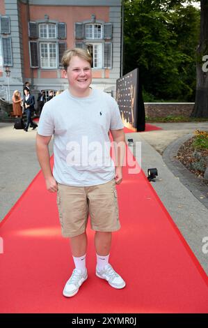 Schauspieler Julius Weckauf kommt zur Abendveranstaltung anlässlich der Kölner Jurysitzung zum internationalen Emmy Award 2024 - Halbfinalrunde der internationalen Emmy Awards auf Schloss Arff *** Schauspieler Julius Weckauf nimmt an der Abendveranstaltung anlässlich der Kölner Jurysitzung für den internationalen Emmy Award 2024 Teil Stockfoto