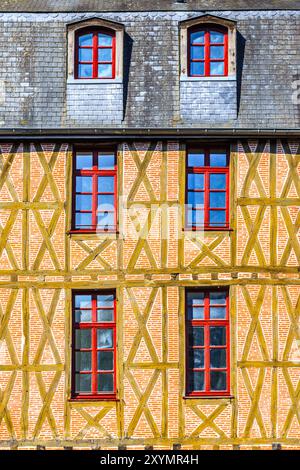 Traditionelles renoviertes Fachwerkgebäude mit Backsteininfil - Tours, Indre-et-Loire (37), Frankreich. Stockfoto