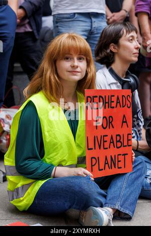 29. August 2024, Abteilung für Levelling Up, 2 Marsham St. London. Fossil Free London protestiert gegen die Zustimmung der Labour-Regierung zur Erweiterung des London City Airport. Proteste am Flughafen selbst sind verboten. Ex-Barrister Tim Crosland, der wegen seiner Aktionen um die dritte Landebahn in Heathrow ausgeschlossen wurde, gehörte zu den Rednern. Stockfoto