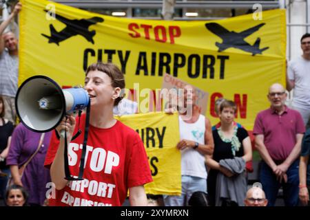 29. August 2024, Abteilung für Levelling Up, 2 Marsham St. London. Fossil Free London protestiert gegen die Zustimmung der Labour-Regierung zur Erweiterung des London City Airport. Proteste am Flughafen selbst sind verboten. Ex-Barrister Tim Crosland, der wegen seiner Aktionen um die dritte Landebahn in Heathrow ausgeschlossen wurde, gehörte zu den Rednern. Stockfoto