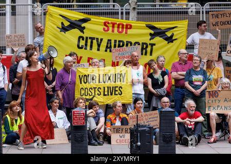 29. August 2024, Abteilung für Levelling Up, 2 Marsham St. London. Fossil Free London protestiert gegen die Zustimmung der Labour-Regierung zur Erweiterung des London City Airport. Proteste am Flughafen selbst sind verboten. Ex-Barrister Tim Crosland, der wegen seiner Aktionen um die dritte Landebahn in Heathrow ausgeschlossen wurde, gehörte zu den Rednern. Stockfoto