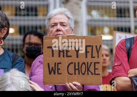 29. August 2024, Abteilung für Levelling Up, 2 Marsham St. London. Fossil Free London protestiert gegen die Zustimmung der Labour-Regierung zur Erweiterung des London City Airport. Proteste am Flughafen selbst sind verboten. Ex-Barrister Tim Crosland, der wegen seiner Aktionen um die dritte Landebahn in Heathrow ausgeschlossen wurde, gehörte zu den Rednern. Stockfoto