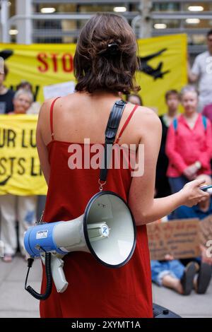 29. August 2024, Abteilung für Levelling Up, 2 Marsham St. London. Fossil Free London protestiert gegen die Zustimmung der Labour-Regierung zur Erweiterung des London City Airport. Proteste am Flughafen selbst sind verboten. Ex-Barrister Tim Crosland, der wegen seiner Aktionen um die dritte Landebahn in Heathrow ausgeschlossen wurde, gehörte zu den Rednern. Stockfoto