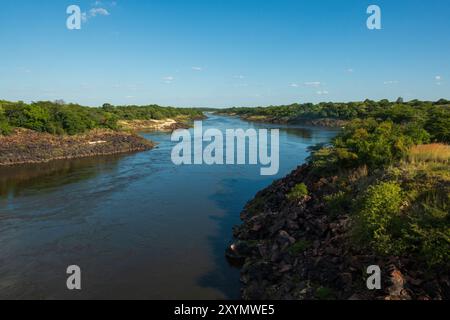 Der wunderschöne Sambesi Fluss in Sambia, während der Trockenzeit Stockfoto