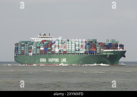 Containerschiff CSCL Zeebrugge, eingehend auf 19.04.2008 von Cuxhaven IMO-Nummer: 9314234 Name des Schiffes: CSCL ZEEBRUGGE Rufzeichen: VRCS2 Bruttoraumzahl: 1080 Stockfoto