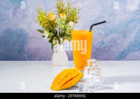 Erfrischendes Mango Smoothie mit Schlagsahne und Eiswürfeln Stockfoto