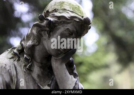 Statue einer trauernden Frau Stockfoto