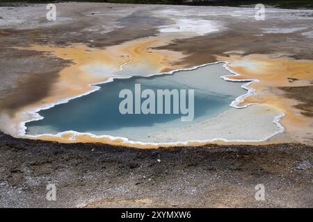 Wasserabfluss aus einer heißen Quelle im West Thumb Basin im Yellowstone-Nationalpark Stockfoto