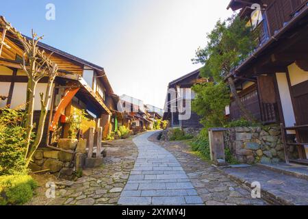 Wunderschön restaurierte Holzhäuser auf der Nakasendo Spur in der alten Post Stadt Poststraße, Kiso-Tal, Japan. Horizontale Stockfoto