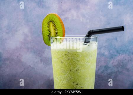 Erfrischendes Kiwi Smoothie mit Blumendekor Stockfoto