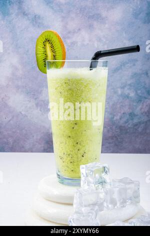 Erfrischendes Kiwi Smoothie mit Blumendekor Stockfoto