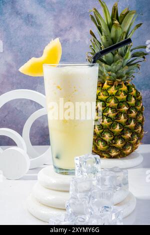 Erfrischender Ananas-Smoothie mit ganzer Ananas für Shutterstock Stockfoto