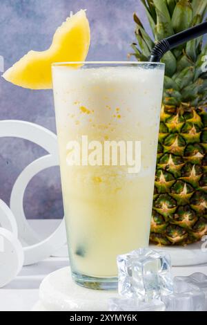 Erfrischender Ananas-Smoothie mit ganzer Ananas für Shutterstock Stockfoto