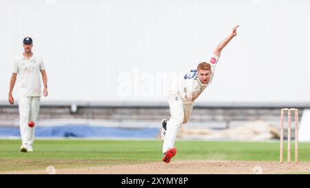 Birmingham, Großbritannien. 30. August 2024. #33, Joey Evison aus Kent im Spiel während des Spiels der Vitality County Championship Division One zwischen Warwickshire CCC und Kent CCC am 30. August 2024 im Edgbaston Cricket Ground, Birmingham, England. Foto von Stuart Leggett. Nur redaktionelle Verwendung, Lizenz für kommerzielle Nutzung erforderlich. Keine Verwendung bei Wetten, Spielen oder Publikationen eines einzelnen Clubs/einer Liga/eines Spielers. Quelle: UK Sports Pics Ltd/Alamy Live News Stockfoto