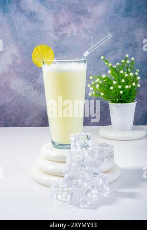 Erfrischender Ananas-Smoothie mit ganzer Ananas für Shutterstock Stockfoto