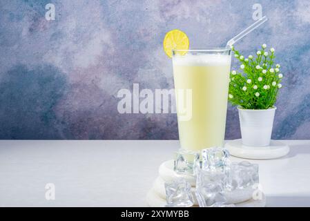 Erfrischender Ananas-Smoothie mit ganzer Ananas für Shutterstock Stockfoto