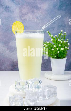 Erfrischender Ananas-Smoothie mit ganzer Ananas für Shutterstock Stockfoto