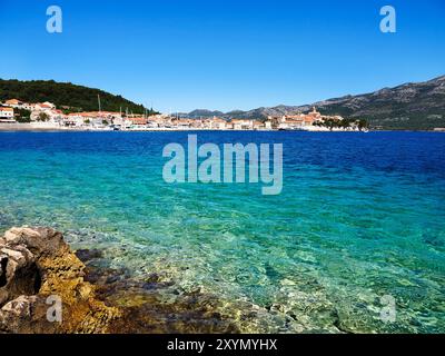 Marina und Altstadt mit Blick auf die Bucht Korcula Stadt Korcula Dalmatien Kroatien Stockfoto