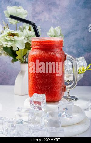 Erfrischender Ananas-Smoothie mit ganzer Ananas für Shutterstock Stockfoto