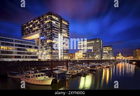 Rheinauhafen wasser Promenade in Köln Koeln Marina bei Nacht mit Booten auf dem Wasser Stockfoto