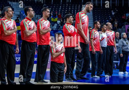 Paris, Frankreich. 30. August 2024. Paralympics, Paris 2024, sitzender Volleyball, North Paris Arena, Vorrunde Iran - Ukraine, Morteza Mehrzad (6. Von links) aus dem Iran, mit 2,44 Metern der höchste Athlet bei den Paralympics, steht mit seinen Teamkollegen während der Nationalhymne seines Landes auf dem Platz. Quelle: Jens Büttner/dpa/Alamy Live News Stockfoto