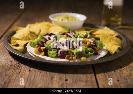 Mexikanische Tortillas mit Fleisch, roten Bohnen und jalapeno Pfeffer über einen alten Holztisch Stockfoto