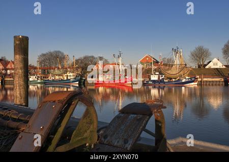 Bunte Fischerboote im Morgenlicht im Hafen von Greetsiel, Krummhoern, Ostfriesland, Niedersachsen, Deutschland, Europa Stockfoto