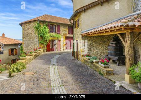 In der Straße des mittelalterlichen Dorfes Ternand in Frankreich an einem sonnigen Tag Stockfoto