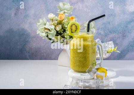 Erfrischendes Kiwi Smoothie mit Blumendekor Stockfoto