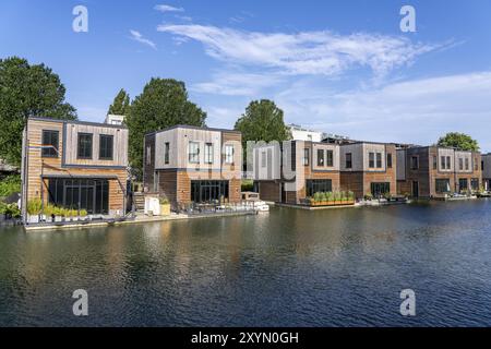 18 schwimmende Wohngebäude Havenlofts Nassauhaven, energieneutral, Solarzellen, Wärme aus Biomasse, Holzbau, eigene Abwasserbehandler Stockfoto