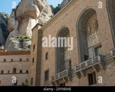 Detaillierter Blick auf eine Steinfassade vor einer felsigen Berglandschaft, montserrat, spanien Stockfoto