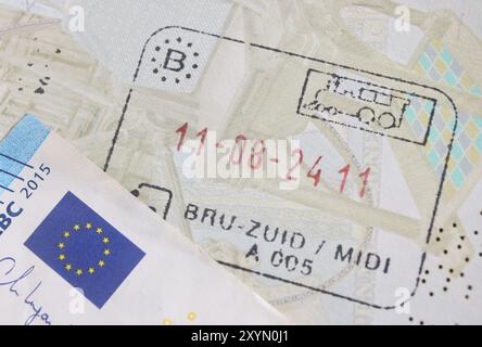 Post-Brexit-Stempel in Pässen für Reisen in die Schengen-Zone, die mit dem Start der EBS im November 2025 beendet werden. Stockfoto