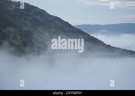 Nebel steigt auf den Bergen der kleinen Saarschleife. Mystische Stille an der Saar im Saarland Stockfoto