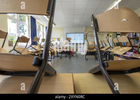 Klassenzimmer der vierten Klasse, nach der Schule ist das Gebäude älter, aber in gutem Zustand, moderne Lehrmaterialien, interaktives, digitales Whiteboard Stockfoto