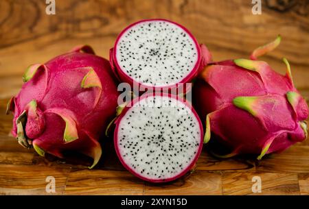 Rote Pitahaya, Erdbeerbirne, nachtblühende Cereus (cereus triangularis, Hylocereus triangularis, Hylocereus undatus), reife Drachenfrucht, geschnitten Stockfoto