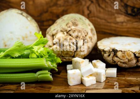 Sellerie, Sellerie, Sellerie mit Rüben, Knollensellerie (Apium graveolens var. Rapaceum, Apium graveolens rapaceum, Apium rapaceum), halbiert und in Würfel geschnitten Stockfoto