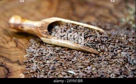 Gemeiner Flachs (Linum usitatissimum), Leinsamen auf einer Holzschaufel Stockfoto