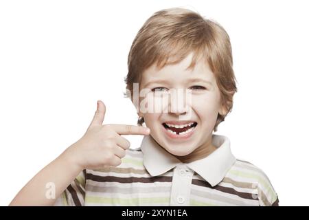 Wenig lächelnde Kind junge Hand nach seinem ersten Babymilch oder temporäre Zahn fallen heraus Stockfoto