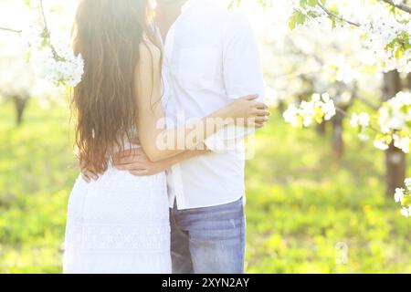 Junges Paar in Liebe küssen und umarmen in der Natur Stockfoto