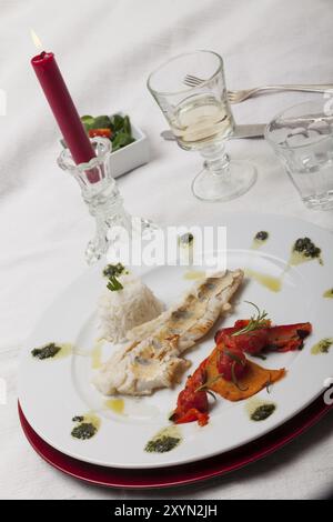 Verrundung von zander auf einer Platte Stockfoto