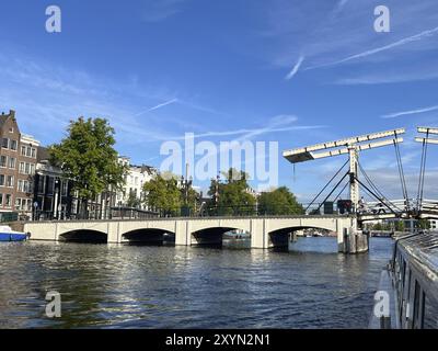 Amsterdam, Niederlande. August 2023. Die dünne Brücke in Amsterdam Stockfoto