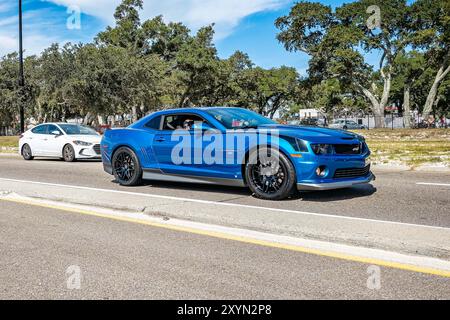 Gulfport, MS - 07. Oktober 2023: Weitwinkelansicht eines Chevrolet Camaro SS Coupés aus dem Jahr 2012 auf einer lokalen Autoshow. Stockfoto