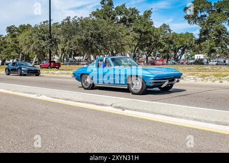 Gulfport, MS - 07. Oktober 2023: Weitwinkelansicht eines 1965 Chevrolet Corvette Stingray Coupés auf einer lokalen Autoshow. Stockfoto