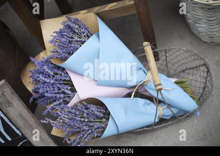 Sträuße aus Lavendelblüten in einem Vintage Korb auf der Straße durch das Blumengeschäft Stockfoto